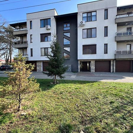 Kazanlak Large Guest House Apartment Near The Center With Full Kitchen & Dining Room, King Beds, Garden Patio, Free Parking & Self Check-In Exterior photo