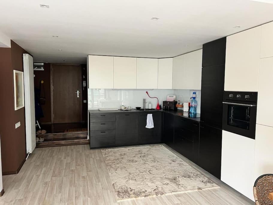 Kazanlak Large Guest House Apartment Near The Center With Full Kitchen & Dining Room, King Beds, Garden Patio, Free Parking & Self Check-In Exterior photo