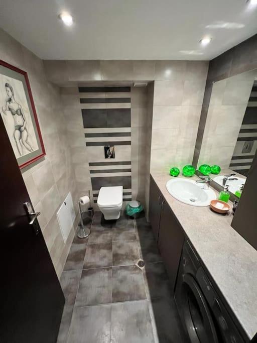 Kazanlak Large Guest House Apartment Near The Center With Full Kitchen & Dining Room, King Beds, Garden Patio, Free Parking & Self Check-In Exterior photo