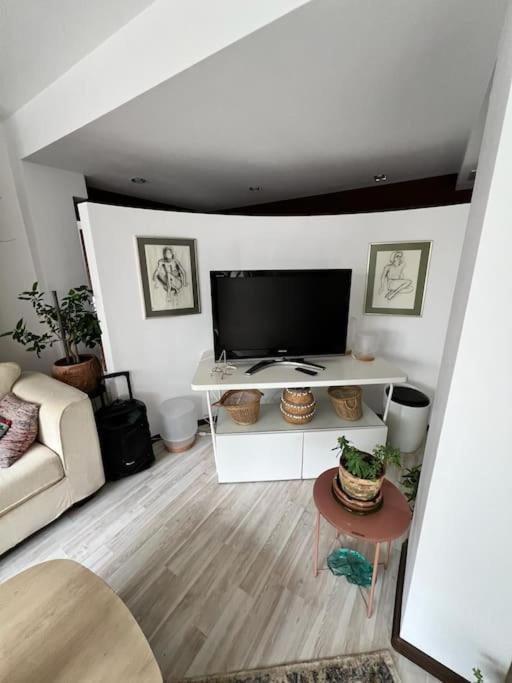 Kazanlak Large Guest House Apartment Near The Center With Full Kitchen & Dining Room, King Beds, Garden Patio, Free Parking & Self Check-In Exterior photo