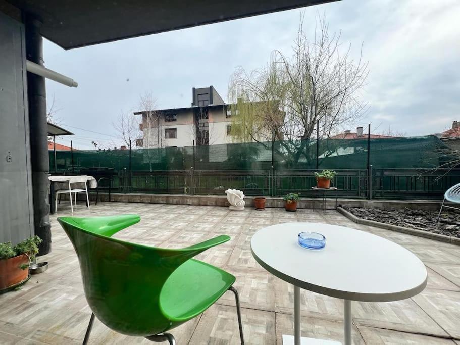 Kazanlak Large Guest House Apartment Near The Center With Full Kitchen & Dining Room, King Beds, Garden Patio, Free Parking & Self Check-In Exterior photo