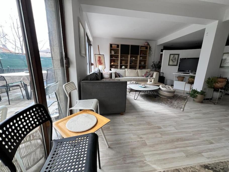 Kazanlak Large Guest House Apartment Near The Center With Full Kitchen & Dining Room, King Beds, Garden Patio, Free Parking & Self Check-In Exterior photo